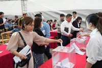 Nhà đầu tư trả phiếu đấu giá các thửa đất tại khu tái định cư xã Dân Tiến. Ảnh: Cổng thông tin điện tử huyện Khoái Châu