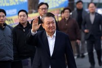 Tổng thống bị luận tội Yoon Suk Yeol rời khỏi nơi giam giữ và gặp gỡ người ủng hộ ở Uiwang, ngày 8/3/2025. Ảnh: THX/TTXVN