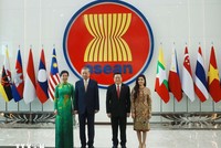 Tổng Bí thư Tô Lâm và Phu nhân cùng Tổng Thư ký ASEAN Kao Kim Hourn và Phu nhân tại Trụ sở Ban Thư ký ASEAN. Ảnh: TTXVN