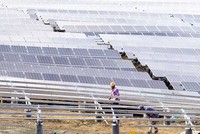 Nhiều nhà máy điện mặt trời đang lo không được hưởng giá bán điện ban đầu. 