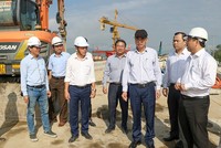 Chủ tịch UBND thành phố Đà Nẵng Lê Trung Chinh kiểm tra thực tế Dự án Cầu Quảng Đà và đường dẫn lên cầu. Ảnh: Mai Quang