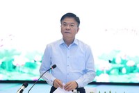 Bí thư Tỉnh ủy Khánh Hòa Nghiêm Xuân Thành (phải) báo cáo với Phó thủ tướng Chính phủ Lê Thành Long về tình hình thực hiện các dự án cao giao thông trọng điểm. Ảnh: Bích Hồ 