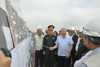 Phó thủ tướng Thường trực Chính phủ Nguyễn Hoà Bình kiểm tra thực tế Dự án cao tốc đoạn Hòa Liên - Túy Loan. Ảnh: Hoàng Anh 