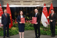 Cơ quan Quản lý Tiền tệ Sigapore (MAS) và Ủy ban Chứng khoán Nhà nước Việt Nam (SSC) trao đổi Ý định thư hợp tác (LOI) dưới sự chứng kiến của Thủ tướng Singapore Lawrence Wong và Tổng Bí thư Đảng Cộng sản Việt Nam Tô Lâm.