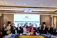 Lãnh đạo Sở Văn hóa, Thể thao và Du lịch Hải Phòng và Lãnh đạo Hiệp hội Du lịch Hải Phòng thực hiện ký biên bản ghi nhớ