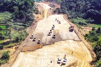 Thi công cao tốc Hữu Nghị - Chi Lăng. Ảnh: Đức Thanh 