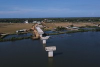 Cầu Tam Tiến thi công nhiều năm vẫn chưa xong.