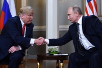 Tổng thống Mỹ Donald Trump và người đồng cấp Liên bang Nga Vladimir Putin tại cuộc gặp ở Phần Lan. Ảnh: AFP/TTXVN