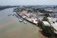 Nước sông Đồng Nai đoạn chảy qua Khu công nghiệp Biên Hòa 1 đang gia tăng dấu hiệu ô nhiễm môi trường- Ảnh: Lê Anh