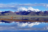 Một hồ nước tại cao nguyên Tây Tạng. Ảnh: tibetdiscovery.com