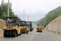 Dự án Xây dựng tuyến đường nối từ Quốc lộ 19 đến Khu công nghiệp, đô thị Becamex Bình Định kết nối với Cảng Quy Nhơn đang được đẩy nhanh tiến độ. Ảnh: Thủy Loan. 