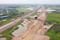 Vành đai 4 đoạn qua huyện Thường Tín (Hà Nội) sau khoảng 21 tháng từ ngày khởi công. Ảnh: Hữu Chánh