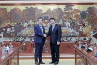 Thứ trưởng Bộ Tài chính Trần Quốc Phương (bên phải) và Phó Chủ tịch KEXIM Hong Soon-young tại buổi làm việc.