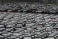 Ô tô nhập khẩu tại cảng Long Beach, California, Mỹ. Ảnh: Getty Images/TTXVN