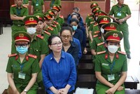 Bị cáo Trương Mỹ Lan (cựu Chủ tịch HĐQT Tập đoàn Vạn Thịnh Phát) cùng các bị cáo khác tại toà.
