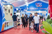 Bông hướng dương khổng lồ hút khách tại Triển lãm “Đà Nẵng – 50 năm phát triển và hội nhập”