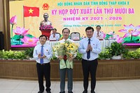 Lãnh đạo tỉnh Đồng Tháp chúc mừng tân Chủ tịch UBND tỉnh Trần Trí Quang (giữa). Ảnh: Cổng TTĐT Đồng Tháp 
