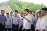 Thứ trưởng Bộ Xây dựng Nguyễn Tường Văn (cầm micro) kiểm tra tiến độ thi công Dự án thành phần Vũng Áng - Bùng tại nút giao Cự Nẫm