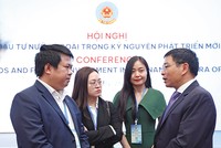 Bộ trưởng Bộ Tài chính Nguyễn Văn Thắng (ngoài cùng, bên phải) trao đổi với đại diện các doanh nghiệp, quỹ đầu tư. Ảnh: Lê Toàn 