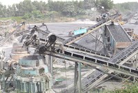 Khai thác đá xây dựng tại cụm mỏ Thiện Tân, huyện Vĩnh Cửu. Ảnh: H.Lộc (Ảnh: Báo Đồng Nai). 