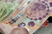 Đồng peso của Argentina tại một ngân hàng ở Buenos Aires. Ảnh tư liệu: Reuters/TTXVN