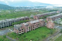 Nhiều khối nhà thô đã xây dựng tại Dự án Golden Hills City nằm phơi mưa nắng suốt nhiều năm qua.