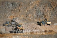 Máy móc hoạt động tại mỏ khai thác đất hiếm ở Mountain Pass, California, Mỹ. (Ảnh: REUTERS/TTXVN)