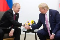  Tổng thống Nga Vladimir Putin (trái) và người đồng cấp Mỹ Donald Trump tại cuộc gặp ở Osaka, Nhật Bản ngày 28/6/2019. Ảnh: AA/TTXVN