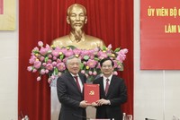 Phó thủ tướng Thường trực Nguyễn Hòa Bình trao quyết định chuẩn y ông Vũ Quyết Tiến. Ảnh: QMG 