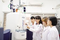 Để thu hút nhân tài công nghệ, Việt Nam cần tạo điều kiện để các trường đại học thực hiện các nghiên cứu đột phá. Trong ảnh: Phòng thí nghiệm của Đại học Quốc gia TP.HCM. 