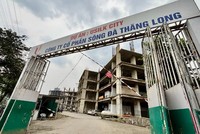 Dự án Usilk City (quận Hà Đông) do Công ty cổ phần Sông Đà Thăng Long làm chủ đầu tư. Công trình được khởi công vào năm 2008 với mức đầu tư hơn 10.000 tỷ đồng. Quy mô dự án bao gồm 13 tòa nhà cao từ 25 đến 50 tầng, tương ứng với 2.800 căn hộ. Ngoài ra, dự án còn có 4 khối đế và 2 tầng hầm liên thông. 