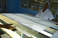 Công nhân sản xuất tấm năng lượng mặt trời tại nhà máy ở Pinar del Rio, Cuba. (Ảnh: AFP/ TTXVN) 