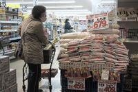 Khách hàng mua gạo tại siêu thị Marusan ở Koshigaya, tỉnh Saitama, Nhật Bản. Ảnh: Bloomberg/Getty Images