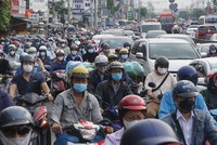 Quốc lộ 13 đoạn qua TP. Thủ Đức thường xuyên xảy ra kẹt xe. Ảnh: Lê Quân