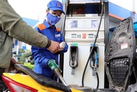 Mỗi lít xăng RON 95 giảm mạnh 1.700 đồng mỗi lít từ 15 giờ chiều 10/4. 