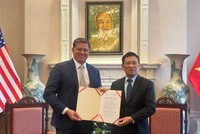 Phó Thủ tướng Hồ Đức Phớc trao quyết định thí điểm cung cấp dịch vụ Starlink tại Việt Nam cho ông Tim Hughes, Phó Chủ tịch cao cấp của SpaceX (Ảnh: TTXVN)