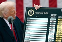 Tổng thống Trump giơ tấm bảng mức thuế các nước đang áp với Mỹ và thuế đối ứng. Ảnh: REUTERS