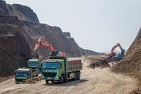 Đầu tư công là động lực tăng trưởng chính cho ngành xây dựng thông qua các dự án hạ tầng giao thông quy mô lớn đang được đẩy mạnh triển khai