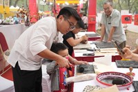 Du khách trải nghiệm tại Lễ hội.