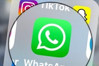 Biểu tượng ứng dụng WhatsApp trên màn hình máy tính bảng tại Lille, Pháp. Ảnh: AFP/TTXVN