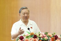  Tổng Bí thư Tô Lâm trao đổi với cử tri - Ảnh TN. 