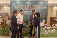 Bí thư Tỉnh ủy Đồng Tháp Lê Quốc Phong (áo trắng) gặp gỡ trao đổi các doanh nghiệp. nhà tài trợ Đề án Bảo tồn Sếu đầu đỏ Tam Nông- Đồng Tháp