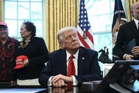 Tổng thống Mỹ Donald Trump và Bộ trưởng Thương mại Howard Lutnick (phải) tại buổi ký tuyên bố mở rộng quyền đánh bắt tại các đảo Thái Bình Dương, diễn ra ở Phòng Bầu dục của Nhà Trắng vào ngày 17/4/2025. Ảnh: AFP