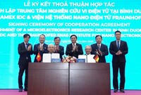 Đại diện của Becamex IDC và Viện Hệ thống Nano Điện tử Fraunhofer ENAS ký kết thỏa thuận thành lập Trung tâm Nghiên cứu vi điện tử 