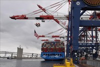 Quang cảnh cảng hàng hóa ở Los Angeles, California, Mỹ. Ảnh: THX/TTXVN