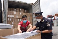 Công chức hải quan kiểm soát hàng hóa xuất nhập khẩu. (Ảnh: Bùi Nụ)