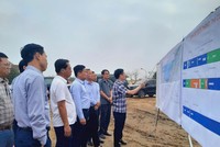 Phó chủ tịch UBND tỉnh Hoàng Phú Hiền kiểm tra tiến độ dự án đường giao thông ven biển ngày 9/4 (Ảnh: truyền hình Nghệ An)