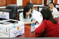 Người dân đến làm thủ tục hành chính liên quan hoạt động sản xuất, kinh doanh tại Trung tâm Phục vụ hành chính công tỉnh Hải Dương. Ảnh: Ngân Hạnh