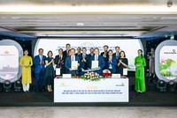 Ông Lê Quang Vinh - Thành viên HĐQT, Tổng Giám đốc Vietcombank (bên phải) và ông Lê Hồng Hà - Thành viên HĐQT kiêm Tổng Giám đốc Vietnam Airlines (bên trái) đại diện hai đơn vị hoàn thành nghi thức ký kết biên bản ghi nhớ trước sự chứng kiến của các đại biểu