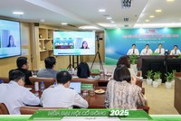 Ban Chủ tọa giải đáp các câu hỏi của cổ đông qua hình thức trực tuyến. 